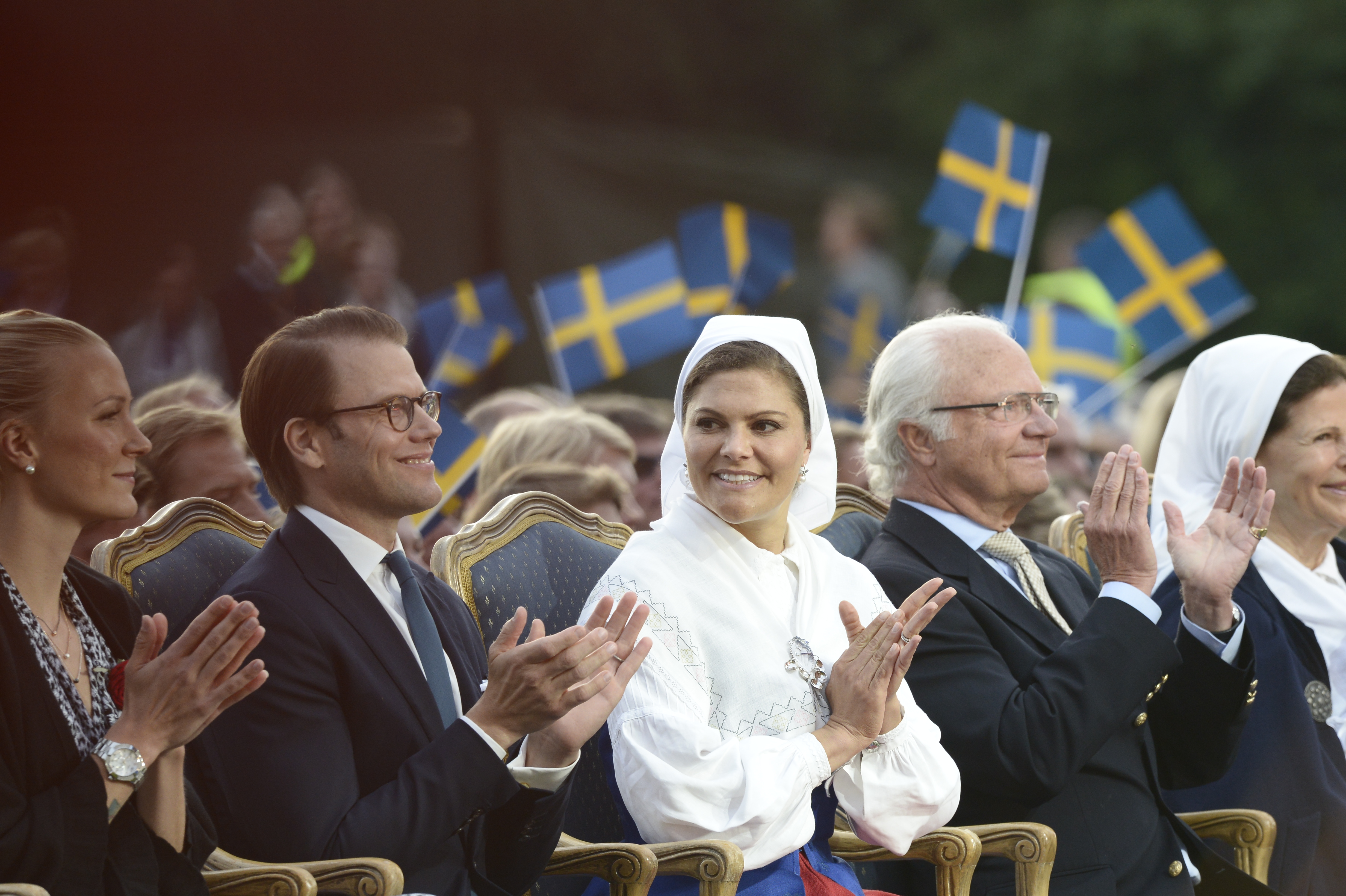 Flera artister på plats och uppträder. Flera artister på plats och uppträder.