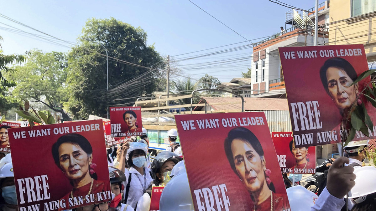 Porträtt av Aung San Suu Kyi vid en protest i Mandalay i våras. Arkivbild.