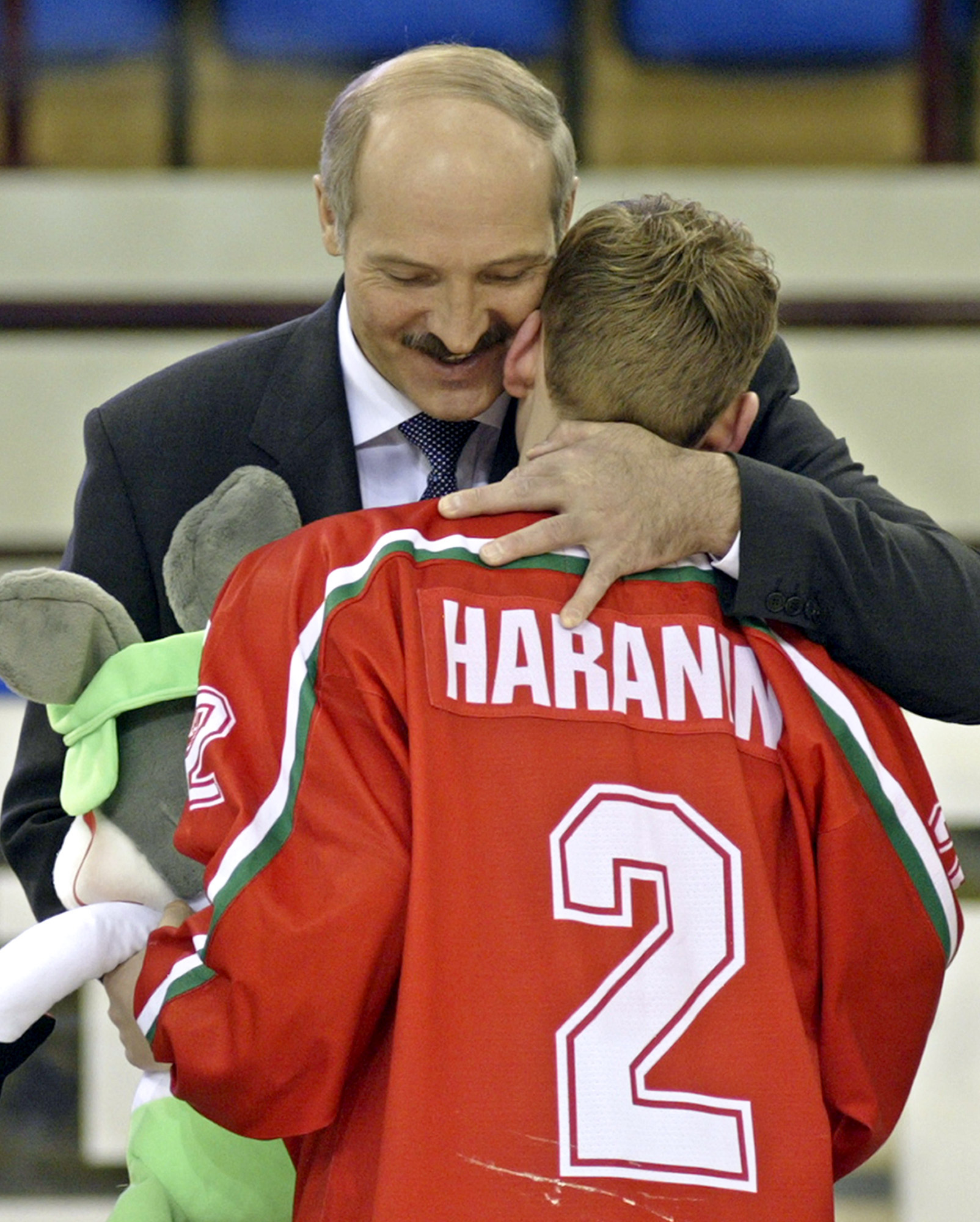 Vitryssland var värd för U18-VM år 2004 - med Lukasjenko som prisutdelare.