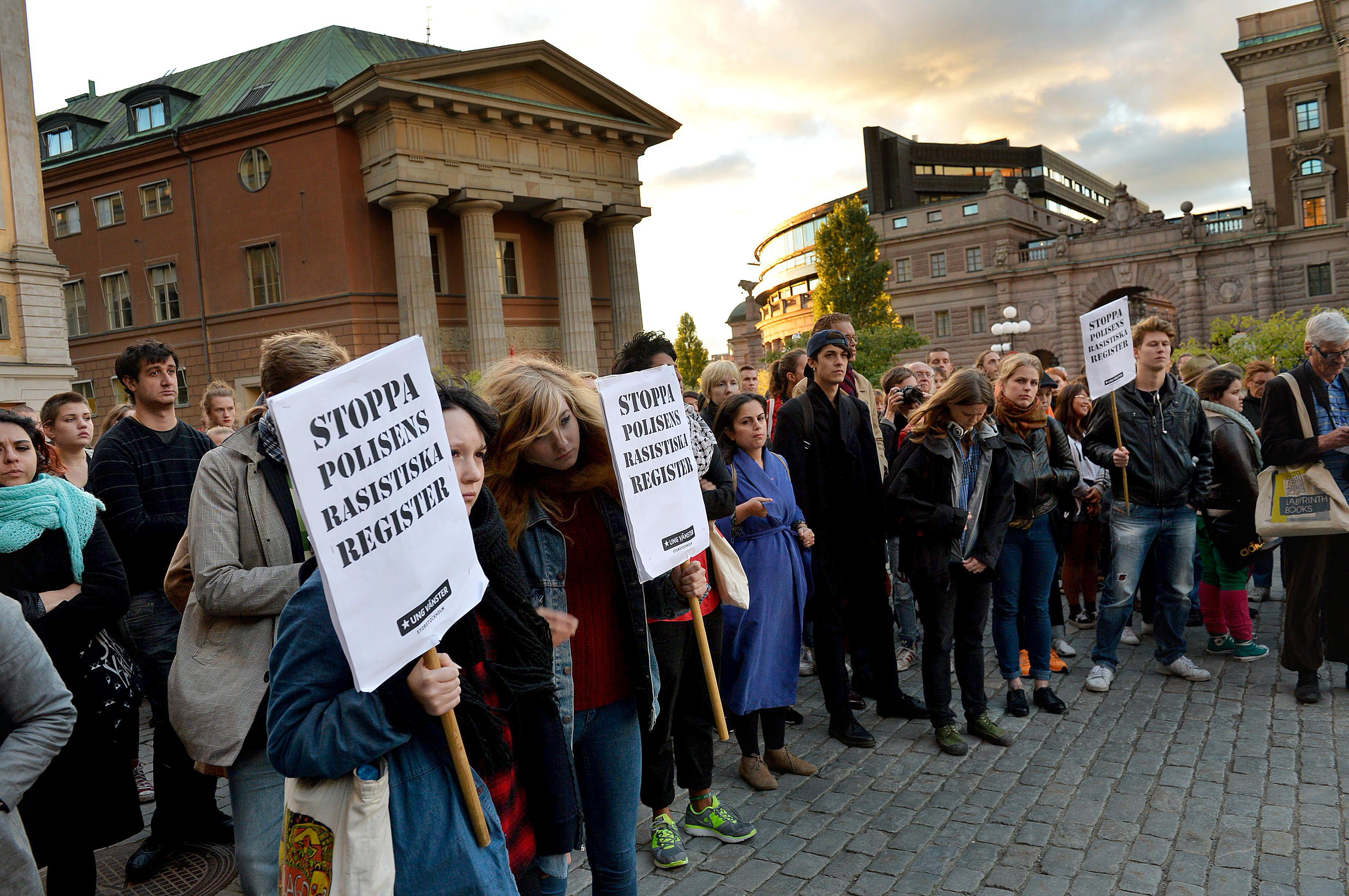 Protester på Mynttorget i Stockholm mot att polisen registrerat flera tusen romer .