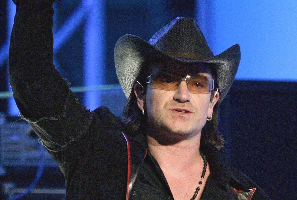 U2-sångaren Bono skulle åka på semester i Italien. Dessvärre så glömde han sin karakteristiska hatt hemma i London. Något som absolut inte gick för sig. Så Bono såg till att hatten fick flyga första klass från London till Italien. Biljetten kostade 17 000 kronor. U2-sångaren Bono skulle åka på semester i Italien. Dessvärre så glömde han sin karakteristiska hatt hemma i London. Något som absolut inte gick för sig. Så Bono såg till att hatten fick flyga första klass från London till Italien. Biljetten kostade 17 000 kronor.