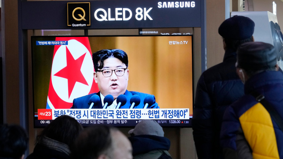 En tv på järnvägsstationen i Seoul visar en sändning från Kim Jong-Uns tal tidigare i veckan.