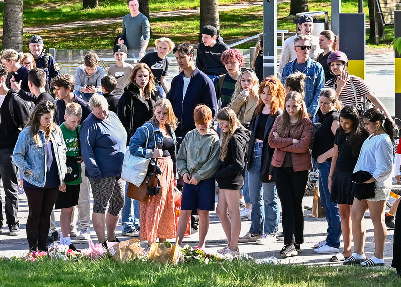 Människor samlade vid Lumaparken i Hammarby Sjöstad i södra Stockholm efter knivmordet på en 15-årig pojke i somras.