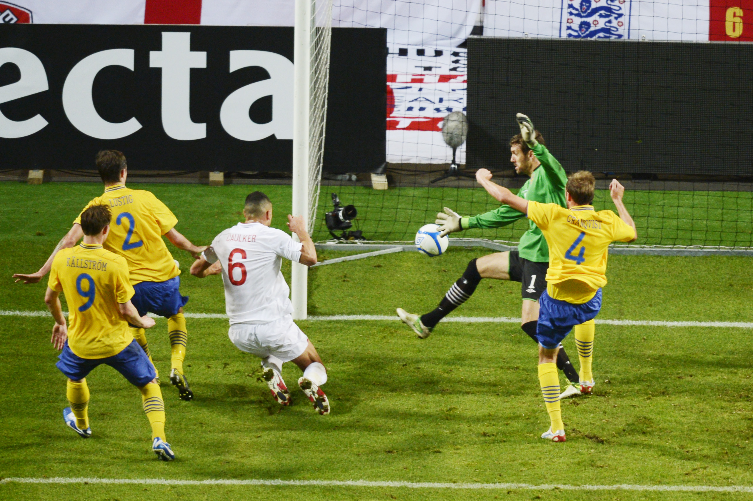 England gör 2–1. England gör 2–1.