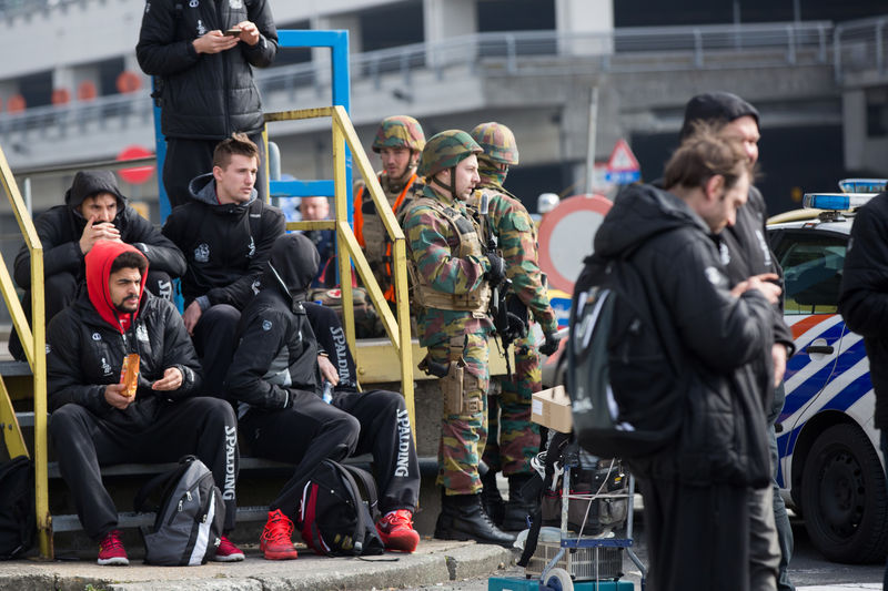 Evakuerade och militärer utanför flygplatsen i Bryssel. Evakuerade och militärer utanför flygplatsen i Bryssel.