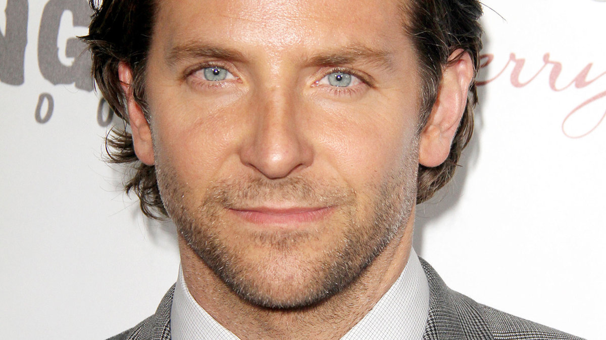13. Hangover-stjärnan Bradley Cooper, 37, är inte bara rolig, han är dödligt snygg också.