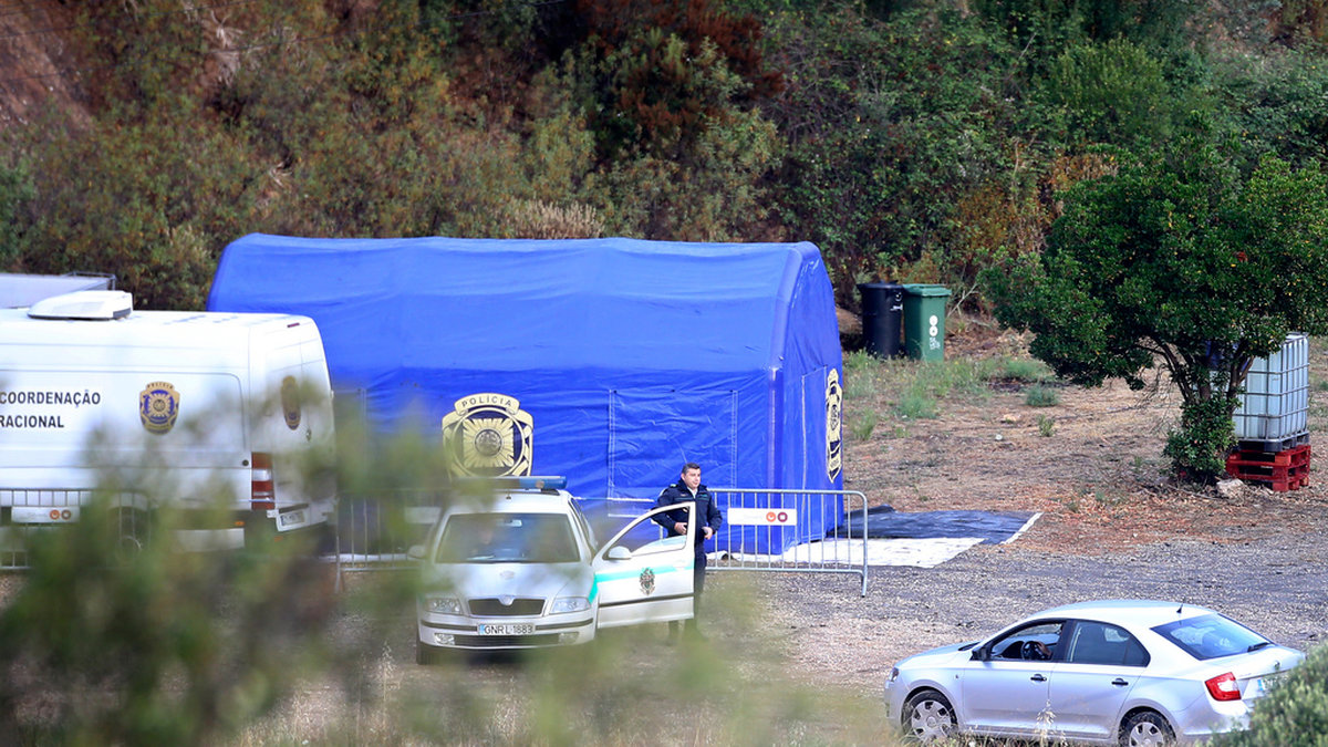 Polis är på plats vid en damm i södra Portugal där de ska söka efter Madeleine McCann som försvann när hon var tre år.