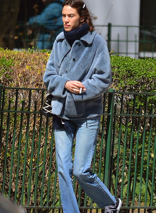 En osminkad Alexa Chung i New York. En osminkad Alexa Chung i New York.