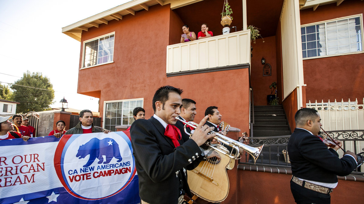 Bandet 'Gallos de Jalisco' spelar för invånarna i Kalifornien under tisdagen.