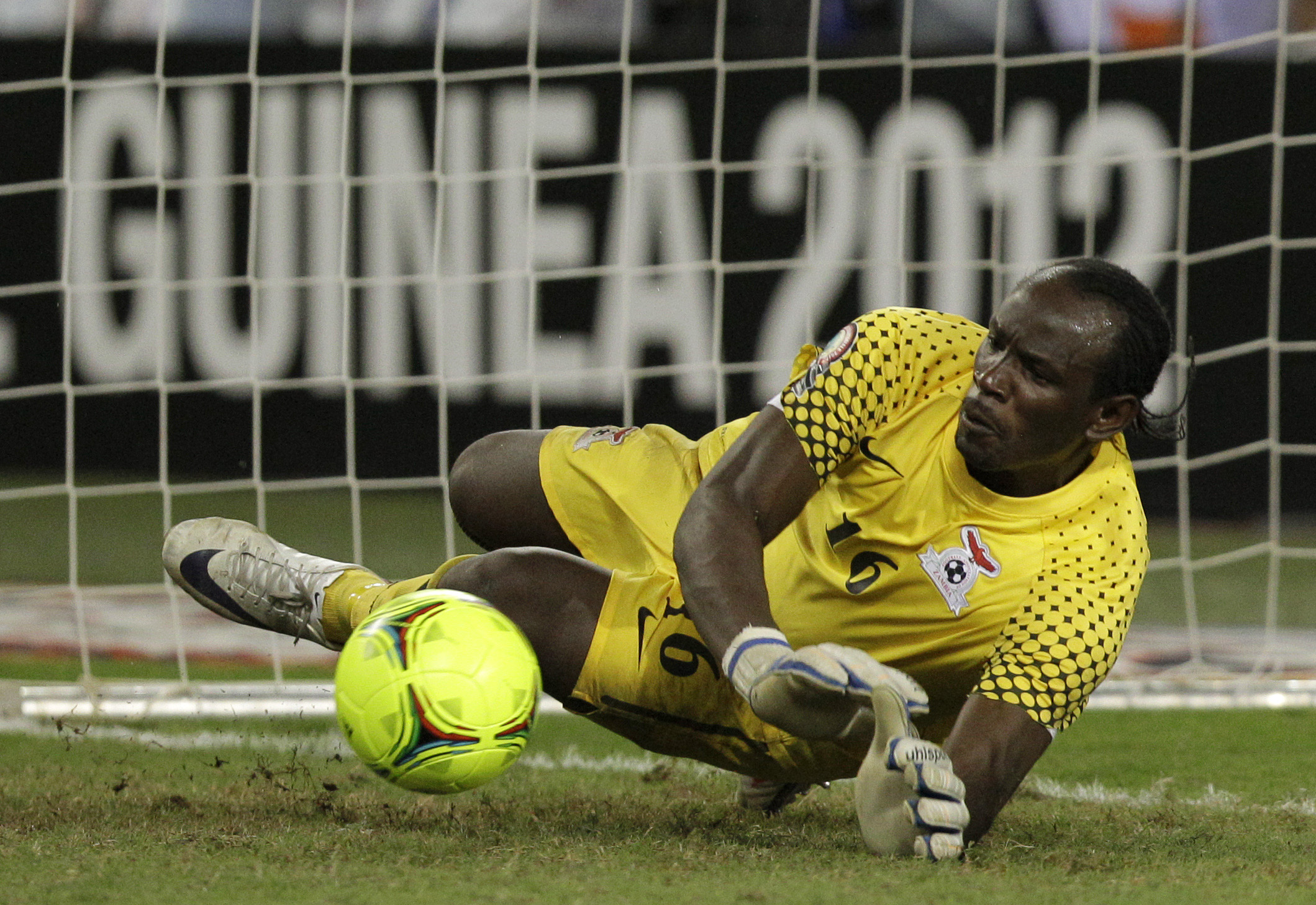 Målvakten Kennedy Mweene blev stor matchvinnare i 0-0 matchen. 