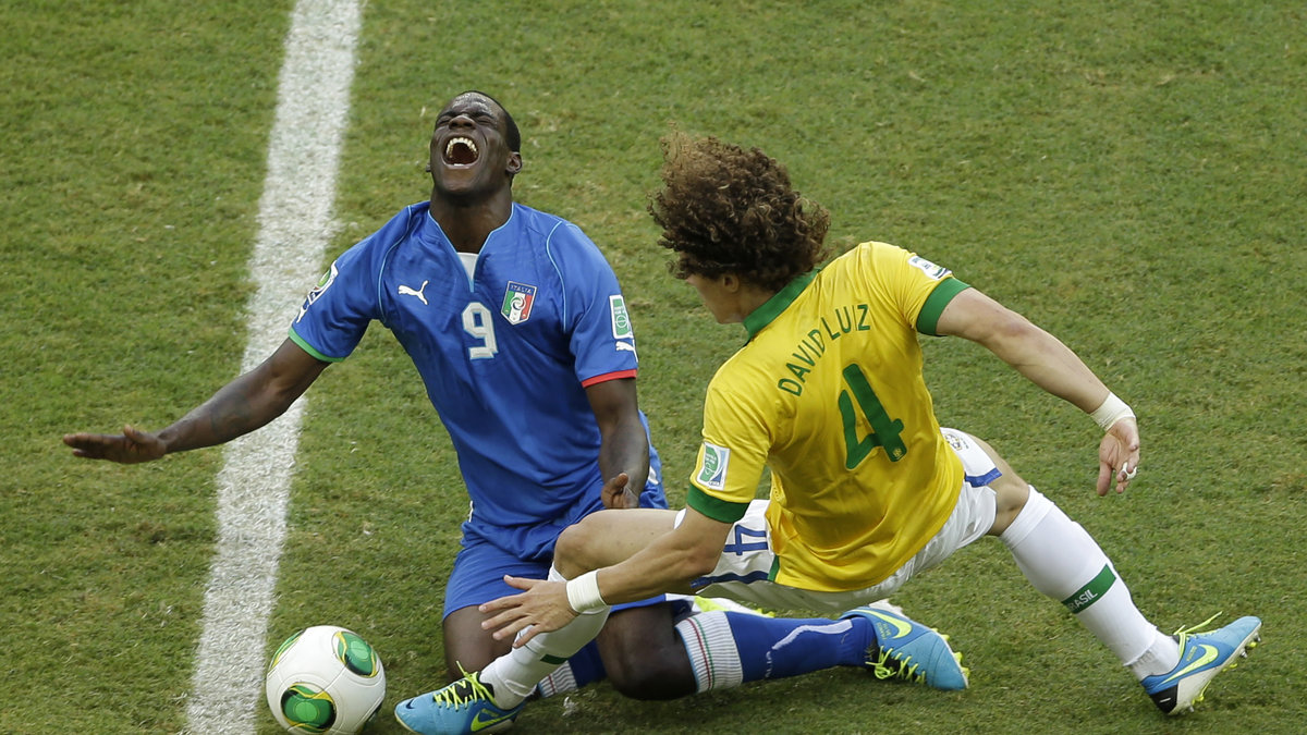 David Luiz sätter in en tackling på Mario Balotelli.