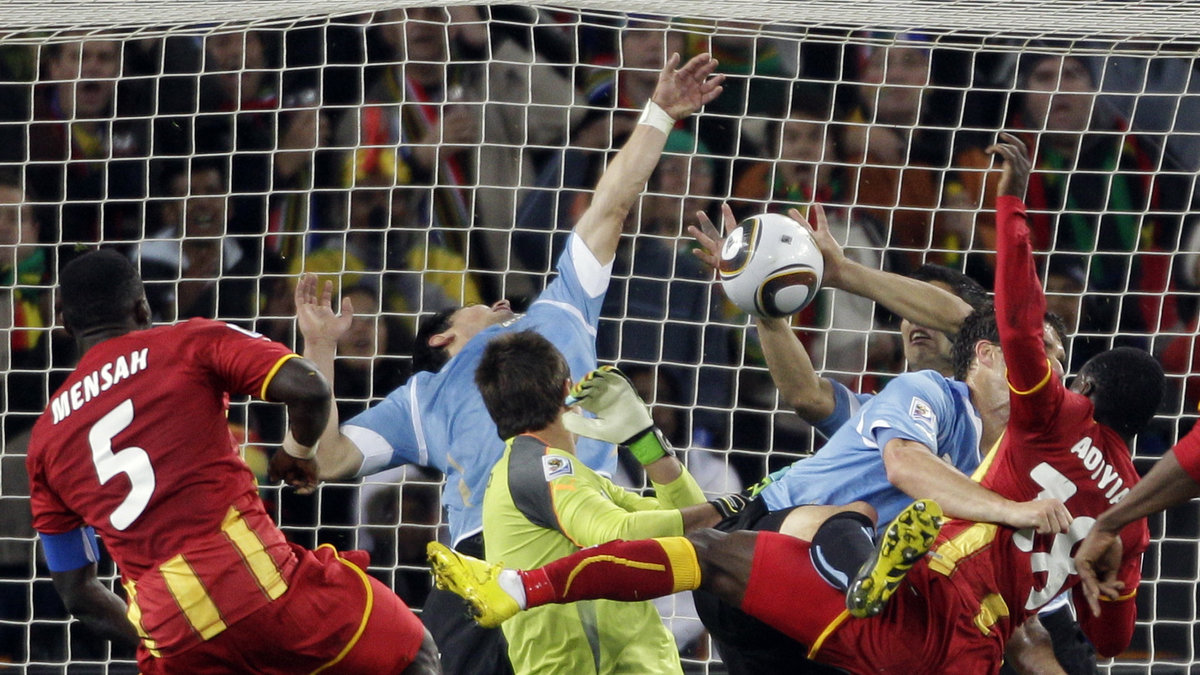 Här räddar han Uruguay med händerna mot Ghana i VM:s åttondelsfinal mellan Uruguay och Ghana.  