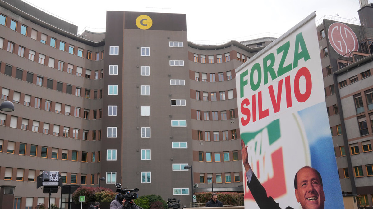Italiens tidigare premiärminister Silvio Berlusconi har intensivvårdats på San Raffaele-sjukhuset i Milano sedan den 5 april. Nu har han flyttats till en vanlig vårdavdelning. Arkivbild.