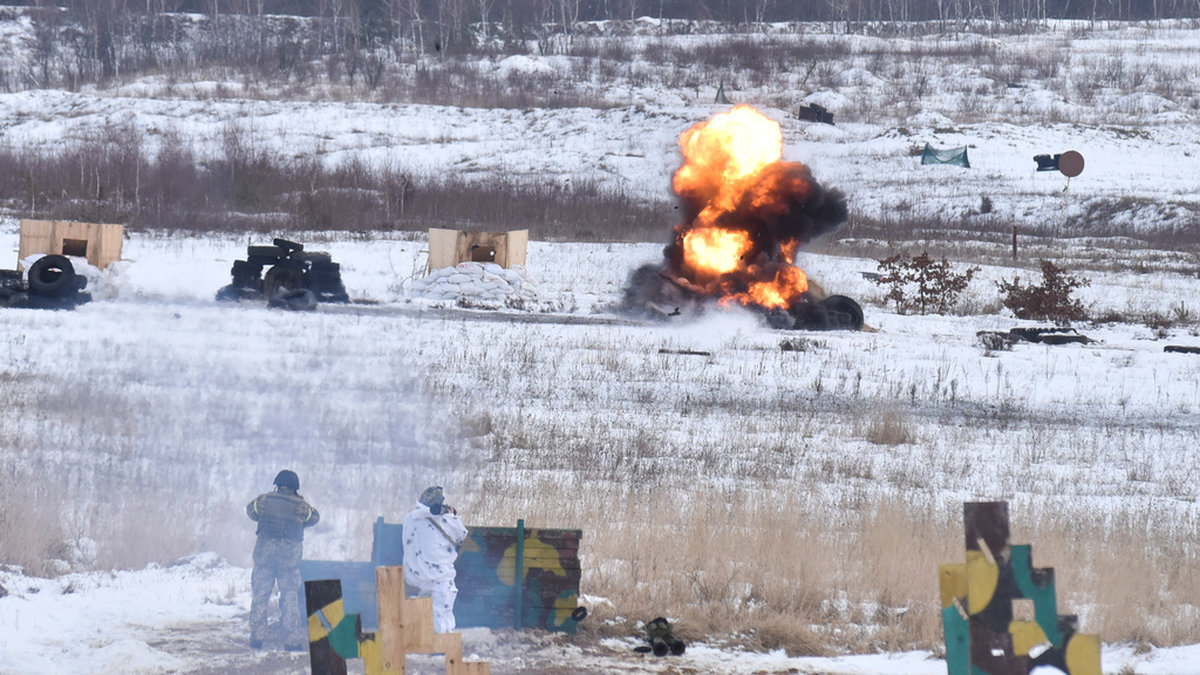 Ukrainska soldater vid en övning med M141 i februari innan Rysslands storskaliga invasion inleddes.