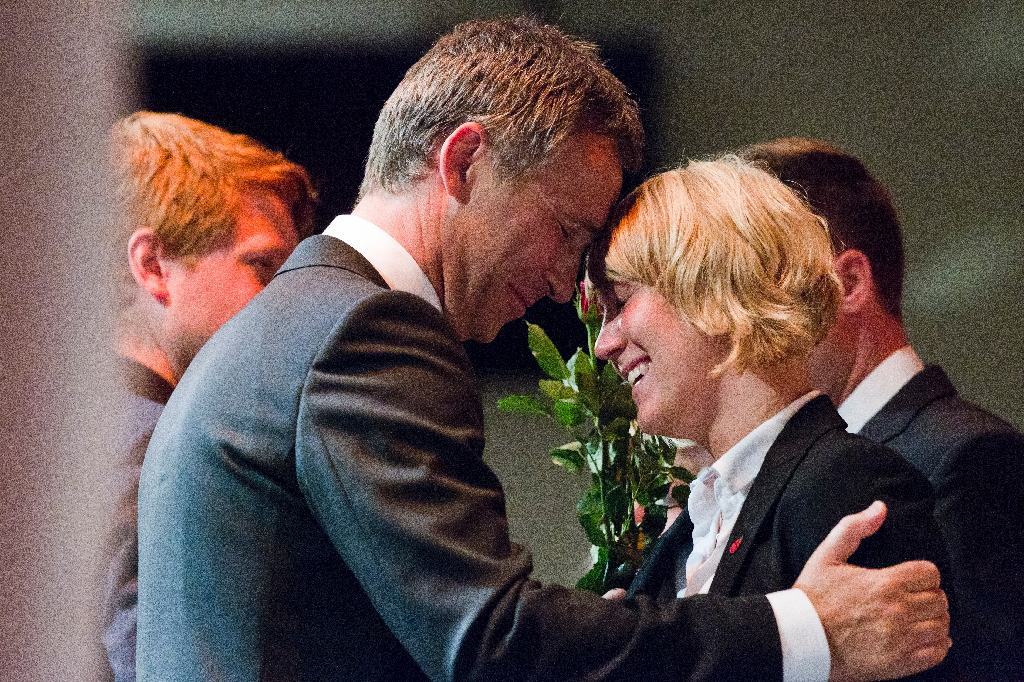 Statsminister Jens Stoltenberg kramar om AUF:s generalsekreterare på en minnesstund bara en vecka efter 22 juli.