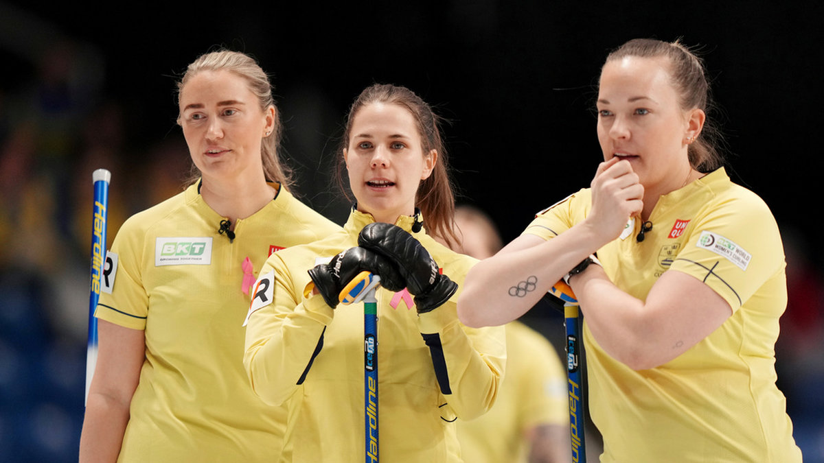 Sara McManus, Anna Hasselborg och Agnes Knochenhauer vann mot Estland i curling-VM i Kanada. Arkivbild.