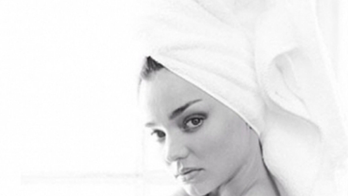 Miranda Kerr bjuder på en toplessbild. 