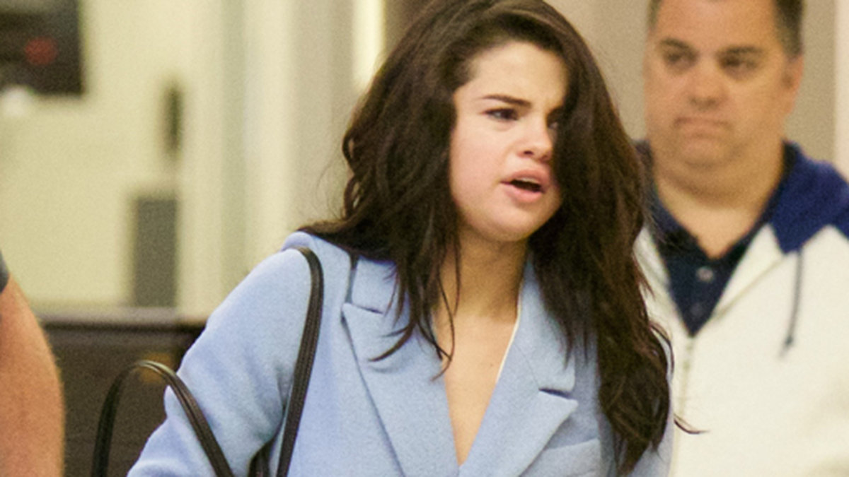 Selena Gomez ser lite trött ut efter en flygning till Atlanta.
