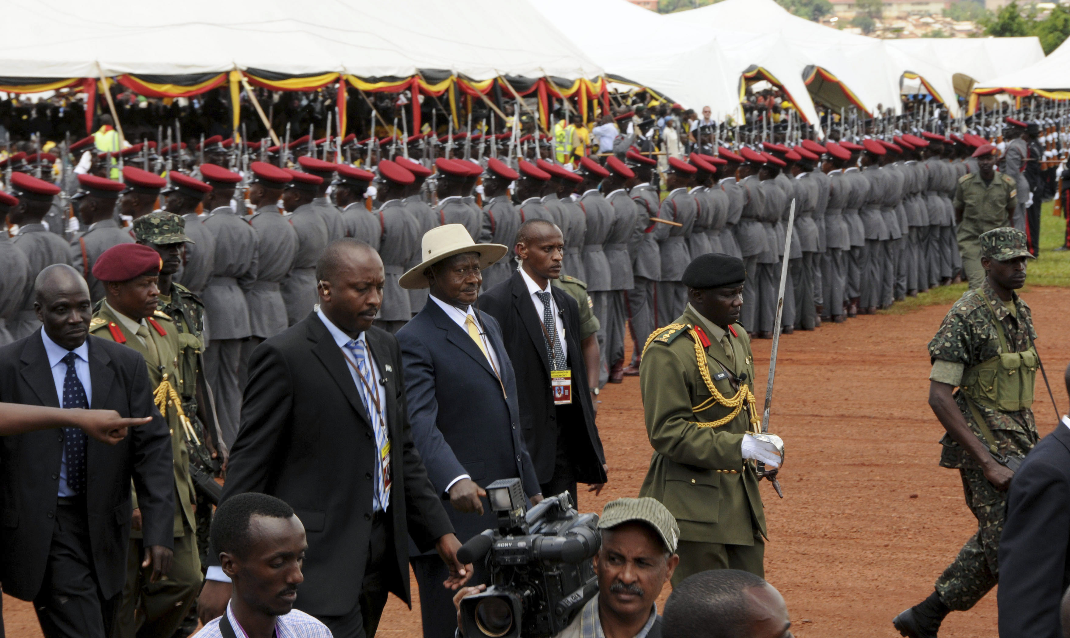 På torsdagen svors Museveni in i sin fjärde mandatperiod som president. Han har suttit vid makten i 25 år.