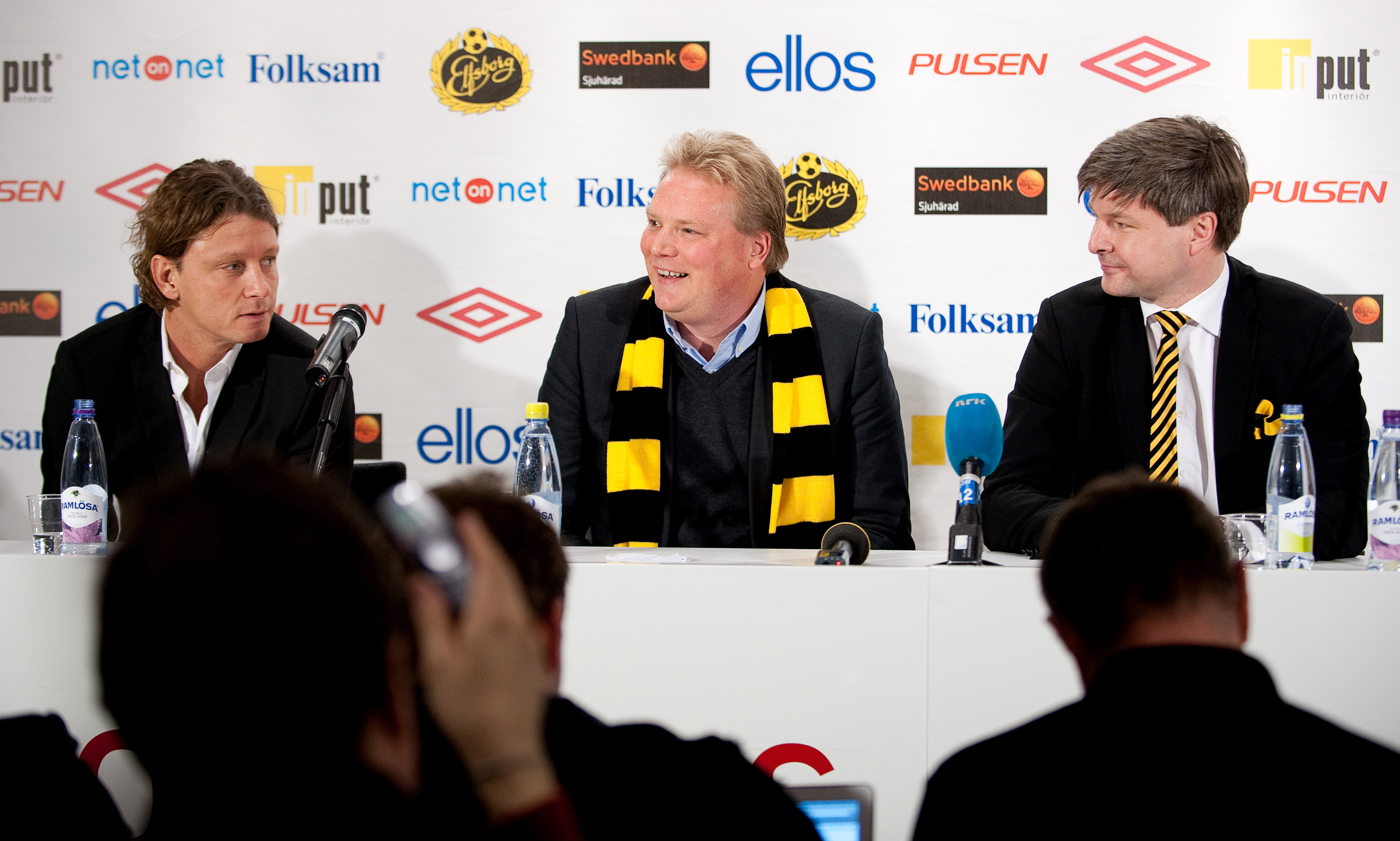 Bosse Johansson, till höger om Lennartsson när han presenteras som ny tränare.