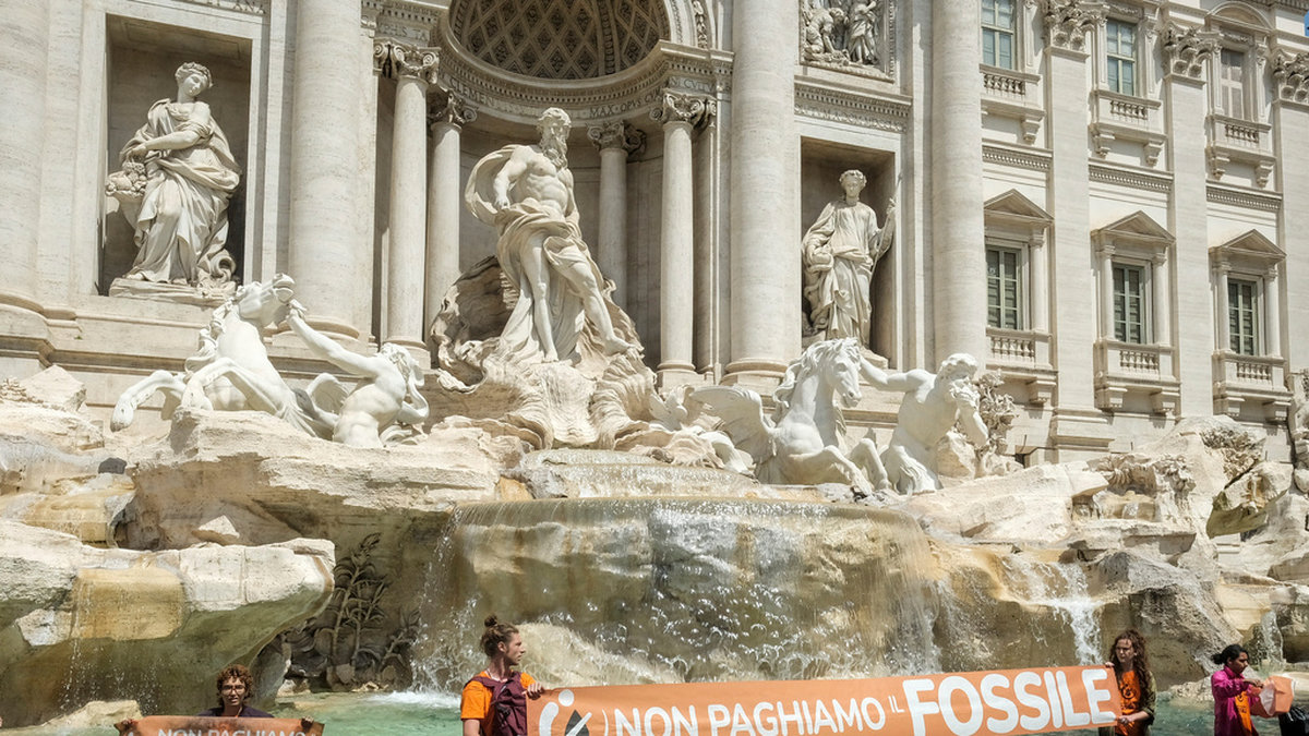 Klimatdemonstration i Fontana di Trevi i centrala Rom på söndagen.