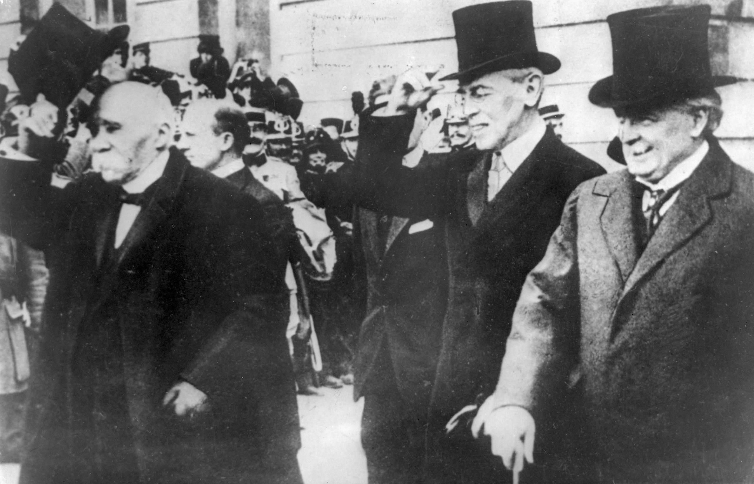 Franske regeringschefen Georges Clemenceau, amerikanske presidenten Woodrow Wilson samt engelske premiärministern David Lloyd George ses här på väg ut från Versailles efter undertecknandet av fredsfördraget som avslutade Första världskriget. 