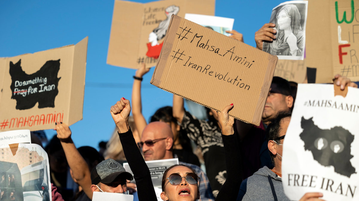 Även utanför Irans gränser protesterar människor mot Mahsa Aminis död – bland annat på Syntagma-torget i den grekiska huvudstaden Aten.