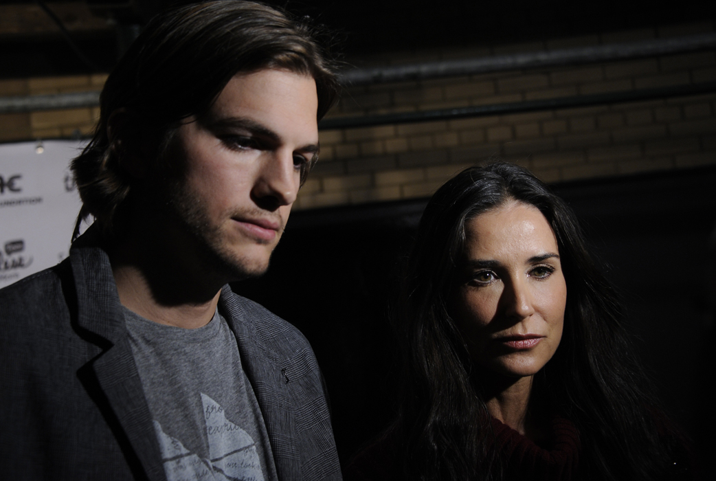 Ashton Kutcher och Demi Moores äktenskap fick ett abrupt slut efter att det avslöjades att Kutcher varit otrogen mot Demi med den unga blondinen Sara Leal, 22 – dessutom på hans och Demis bröllopsdag... Ashton Kutcher och Demi Moores äktenskap fick ett abrupt slut efter att det avslöjades att Kutcher varit otrogen mot Demi med den unga blondinen Sara Leal, 22 – dessutom på hans och Demis bröllopsdag...