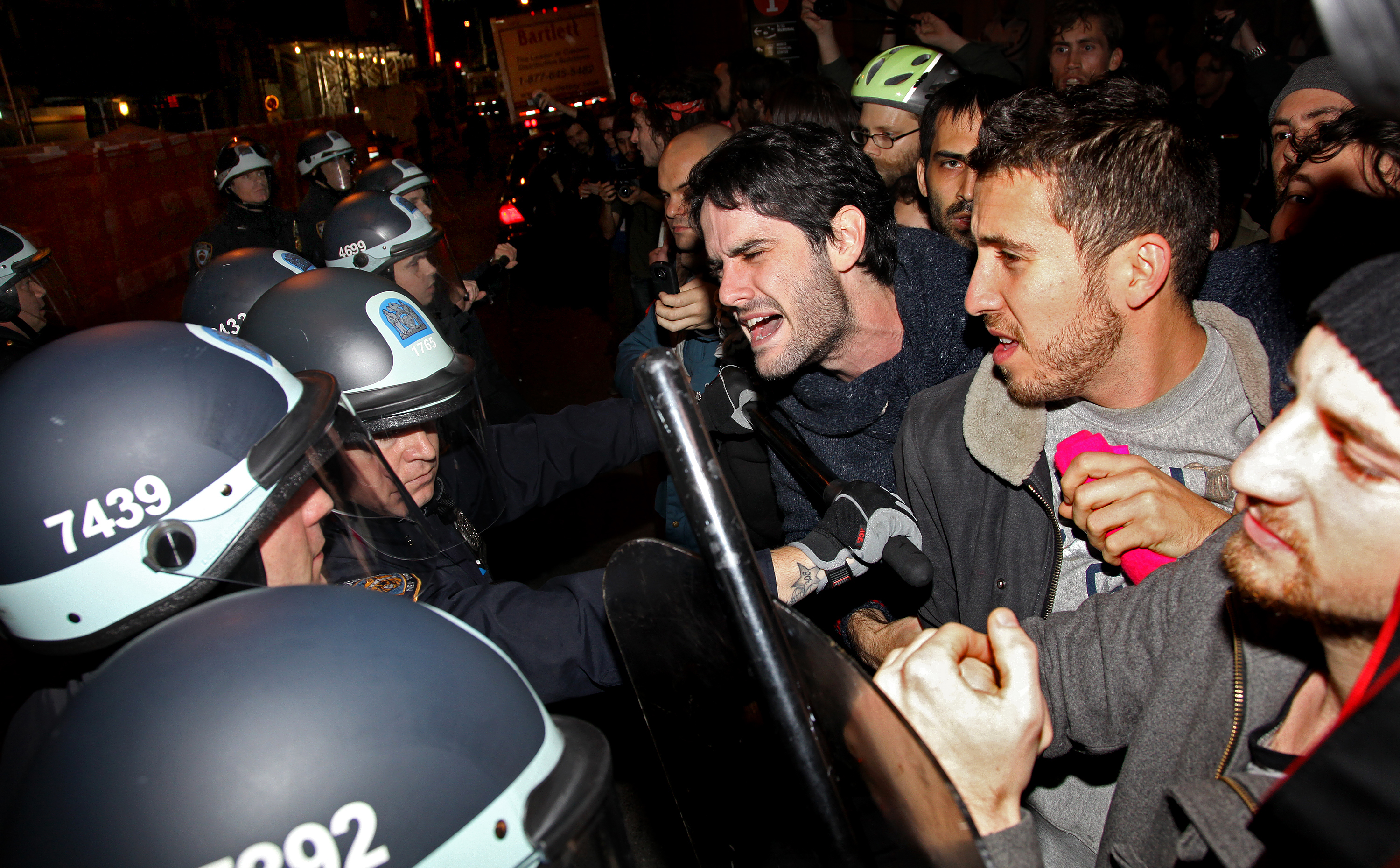 Den 17 septermber 2011 började vad som kom att bli en rörelse - Occupy Wall Street-rörelsen. Demonstrationerna riktade sig mot giriga företag och socioekonomiska orättvisor. Rörelsen spredi sig såsmåningom i USA och sedan till flera andra länder. Den 17 septermber 2011 började vad som kom att bli en rörelse - Occupy Wall Street-rörelsen. Demonstrationerna riktade sig mot giriga företag och socioekonomiska orättvisor. Rörelsen spredi sig såsmåningom i USA och sedan till flera andra länder.