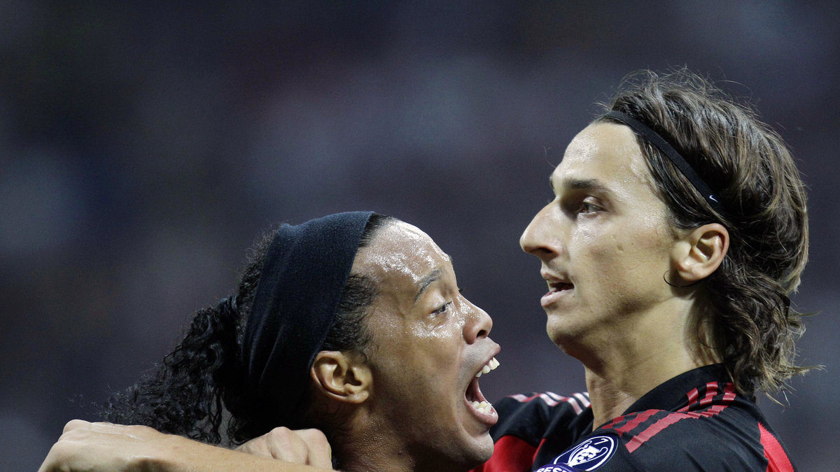 Ronaldinho firar ett mål tillsammans med förre lagkamraten Zlatan Ibrahimovic.