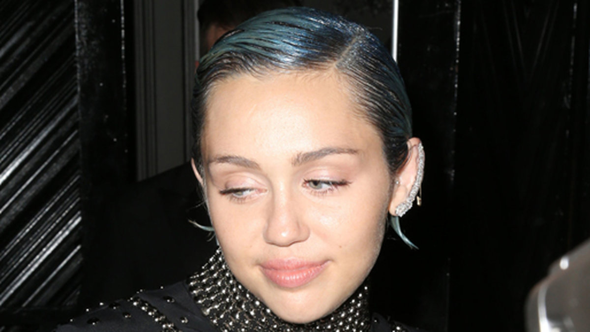 Miley Cyrus, klädd i Alexander Wang, såg lite trött ut.