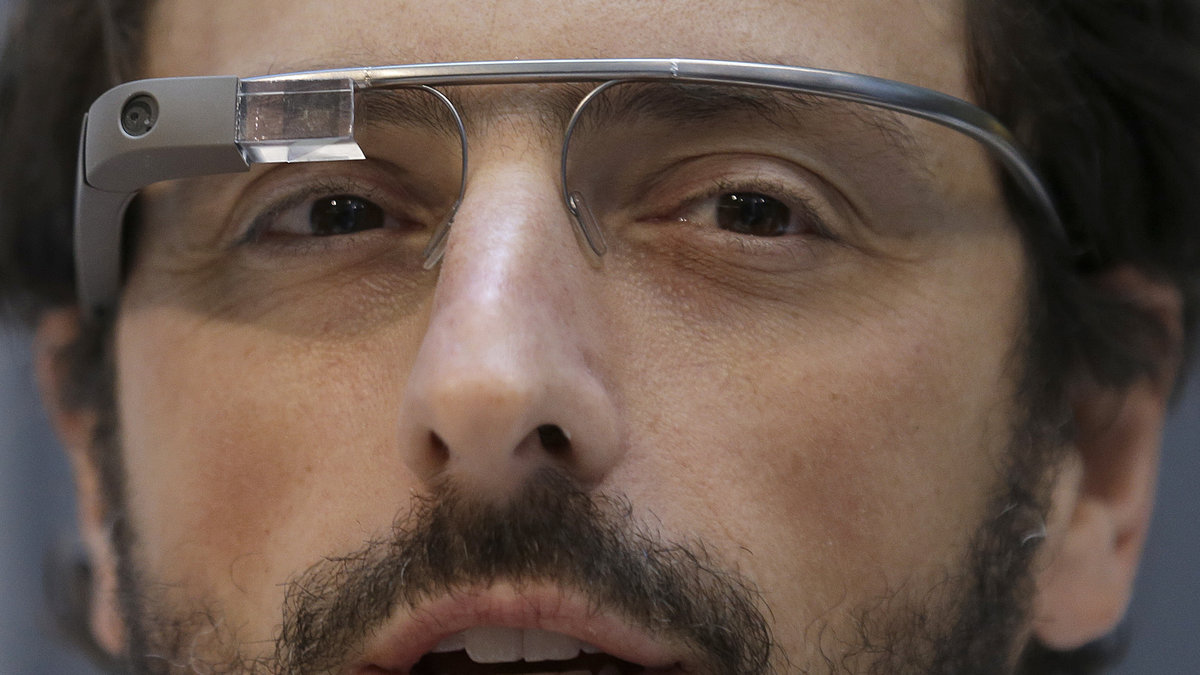 Medgrundaren Sergey Brin visar upp glasögonen.