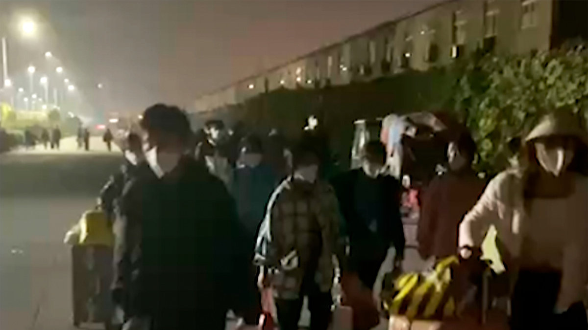 På en videoinspelning från den 29 oktober ses anställda lämna Foxconn-fabriken i Zhengzhou, Kina, för att slippa karantän.
