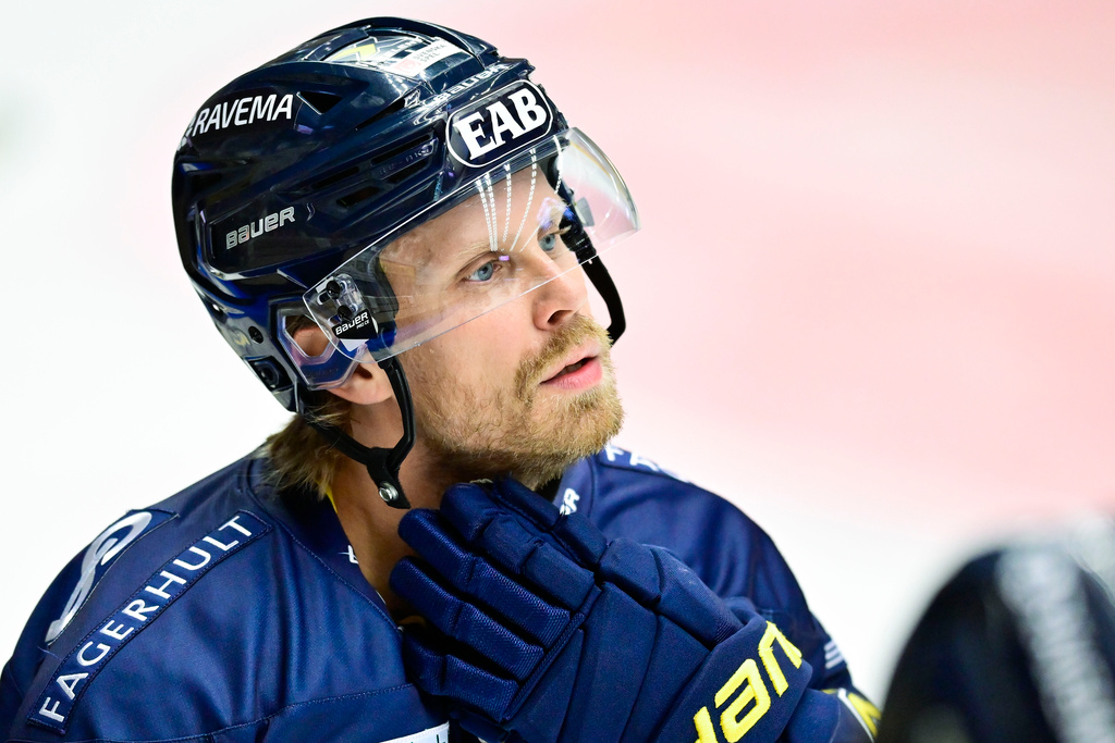 HV71-stjärnan Mattias Tedenby skadade sig i matchen mot Oskarshamn.