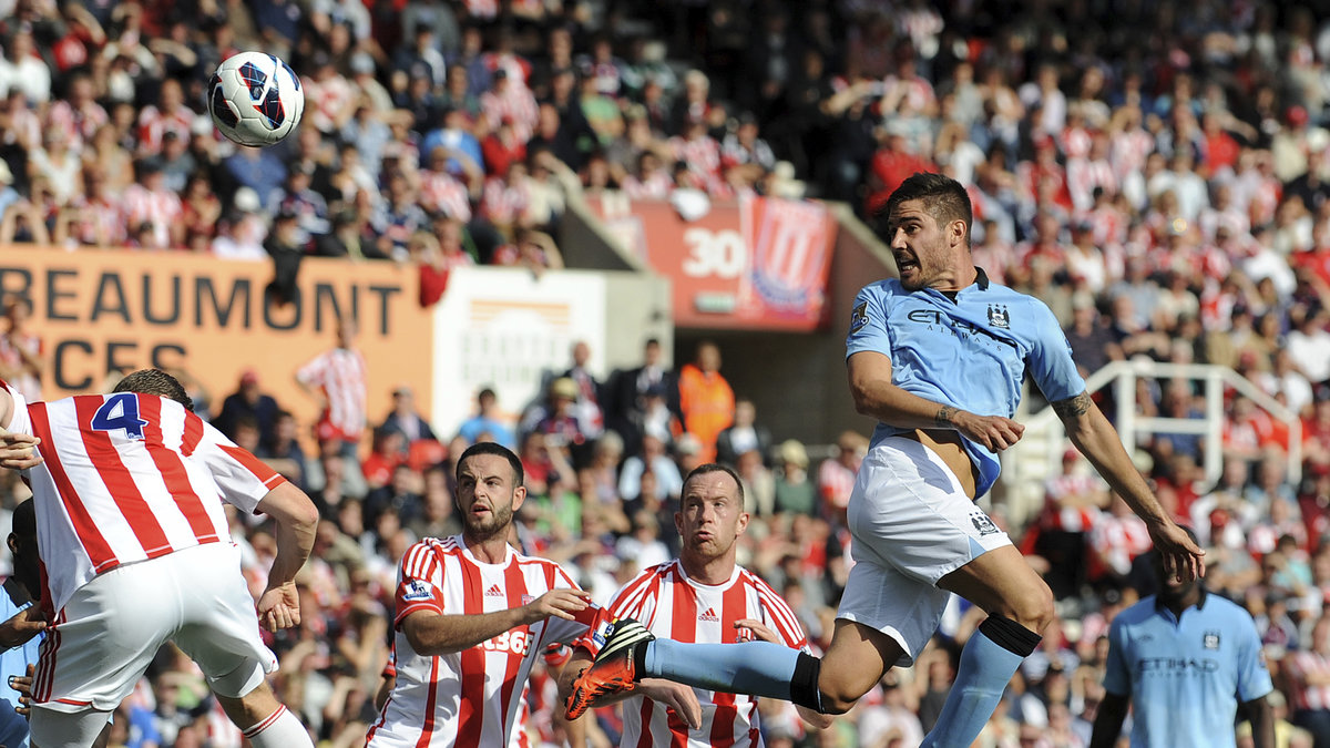 Javi Garcia räddade poäng åt mästarna Manchester City i sin debut.
