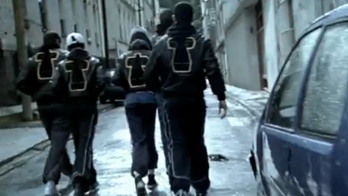 Flera stora tevekanaler bojkottade den franska electroduon Justice och deras video till låten "Stress" som släpptes 2008. Anledningen var att videon uppfattades som rasistisk och innehåller oerhörda mängder våld. Videons handling går ut på att ett gäng ynglingar av nordafrikansk härkomst utför flera våldsbrott på gatorna i Paris. 