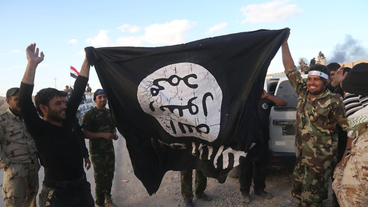 Det är viktigt att notera att om IS-flaggan hängs upp och ner symboliserar det vinst över IS. Personerna på sådana bilder ska alltså inte tas för IS-sympatisörer.