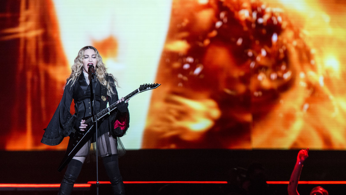 Madonna blev känslosam på scenen på Tele2 Arena.