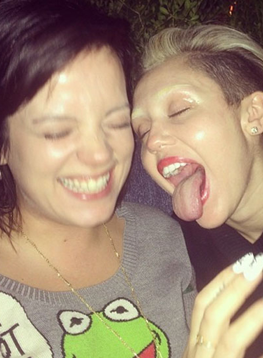 Miley Cyrus har blekt sina ögonbryn och poserar med Lily Allen. Miley Cyrus har blekt sina ögonbryn och poserar med Lily Allen.