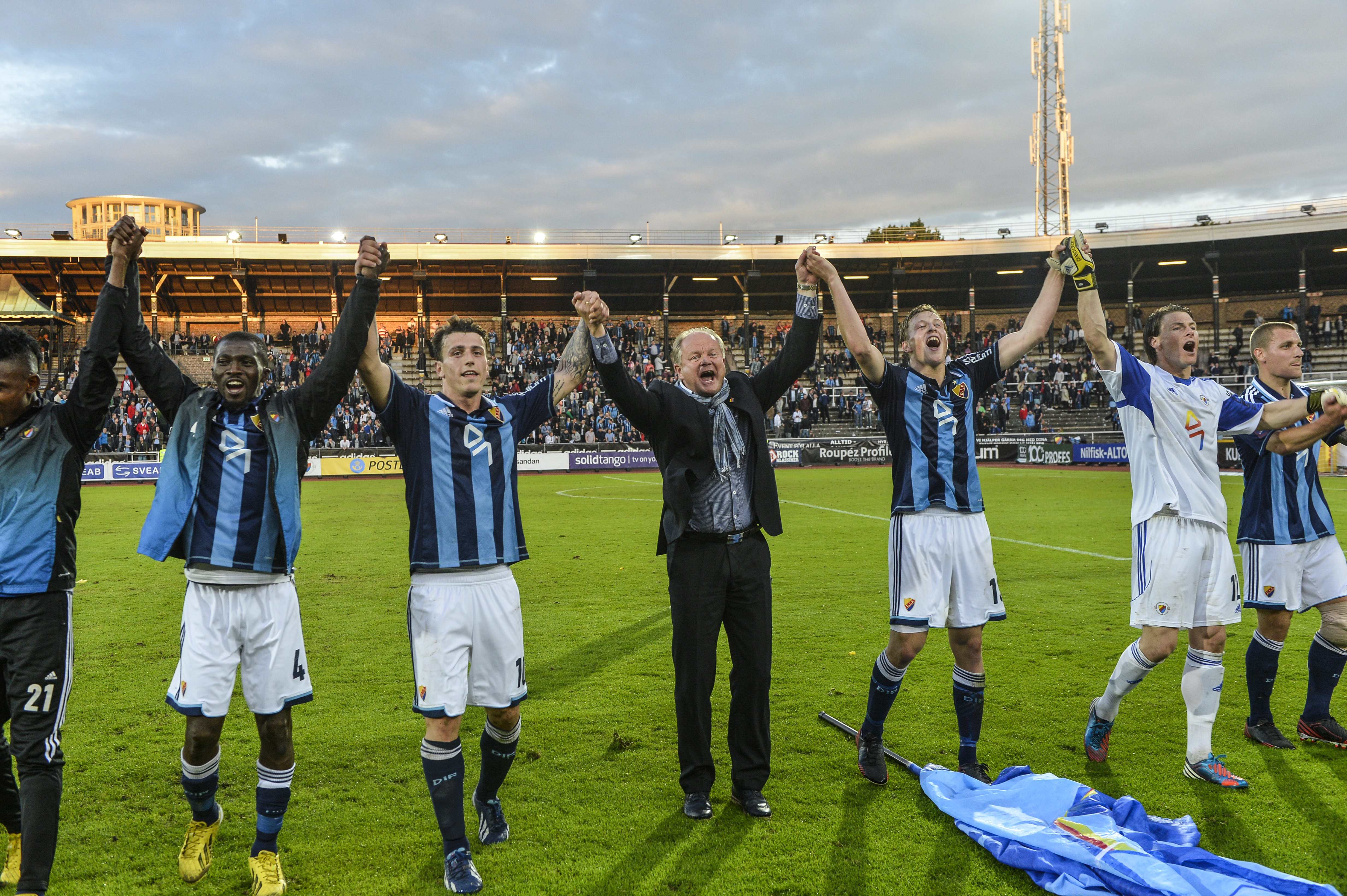 Högmo firar en seger med Djurgården.