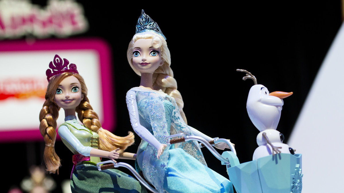 Anna längst till vänster ihop med, Elsa och snögubben Olaf. Arkivbild.