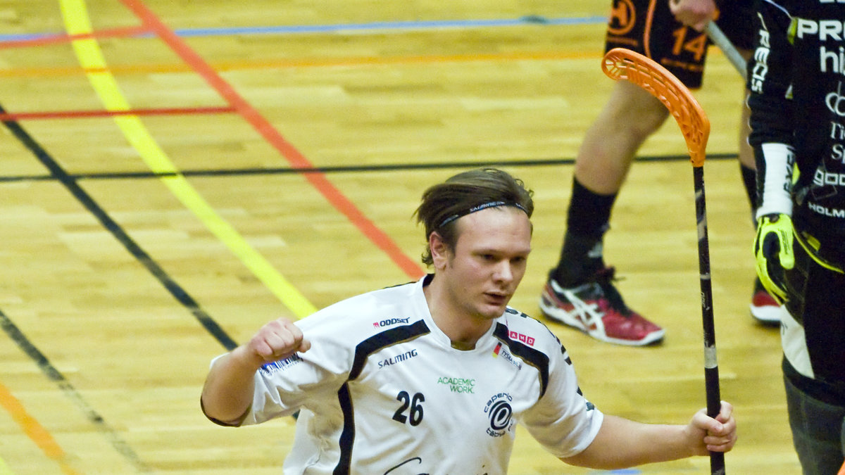 Mikael Karlsson är forward i innebandylaget Balrog.