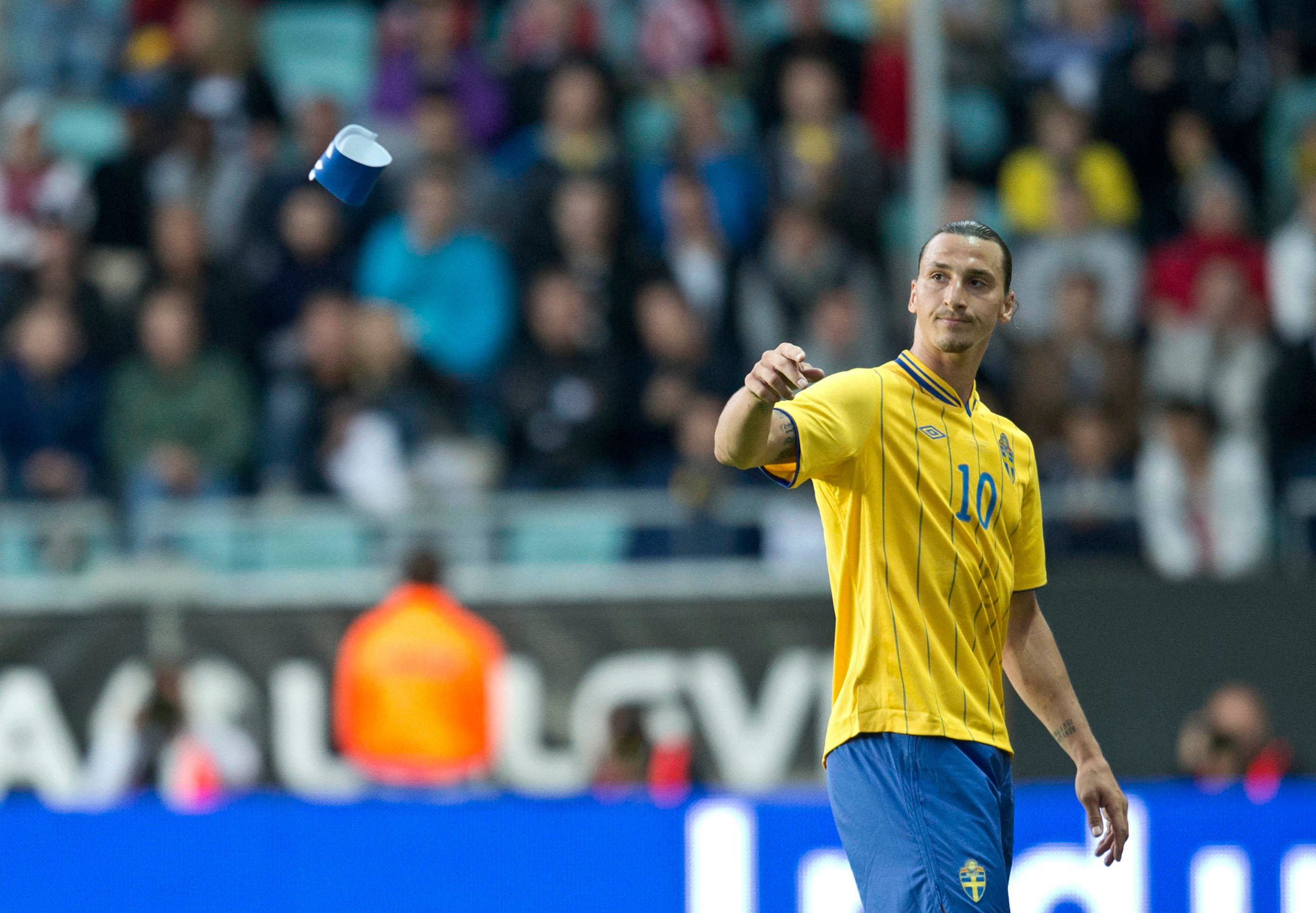 Zlatan byttes ut i matchen mot Island efter att ha gjort ett fantastiskt mål. Zlatan byttes ut i matchen mot Island efter att ha gjort ett fantastiskt mål.