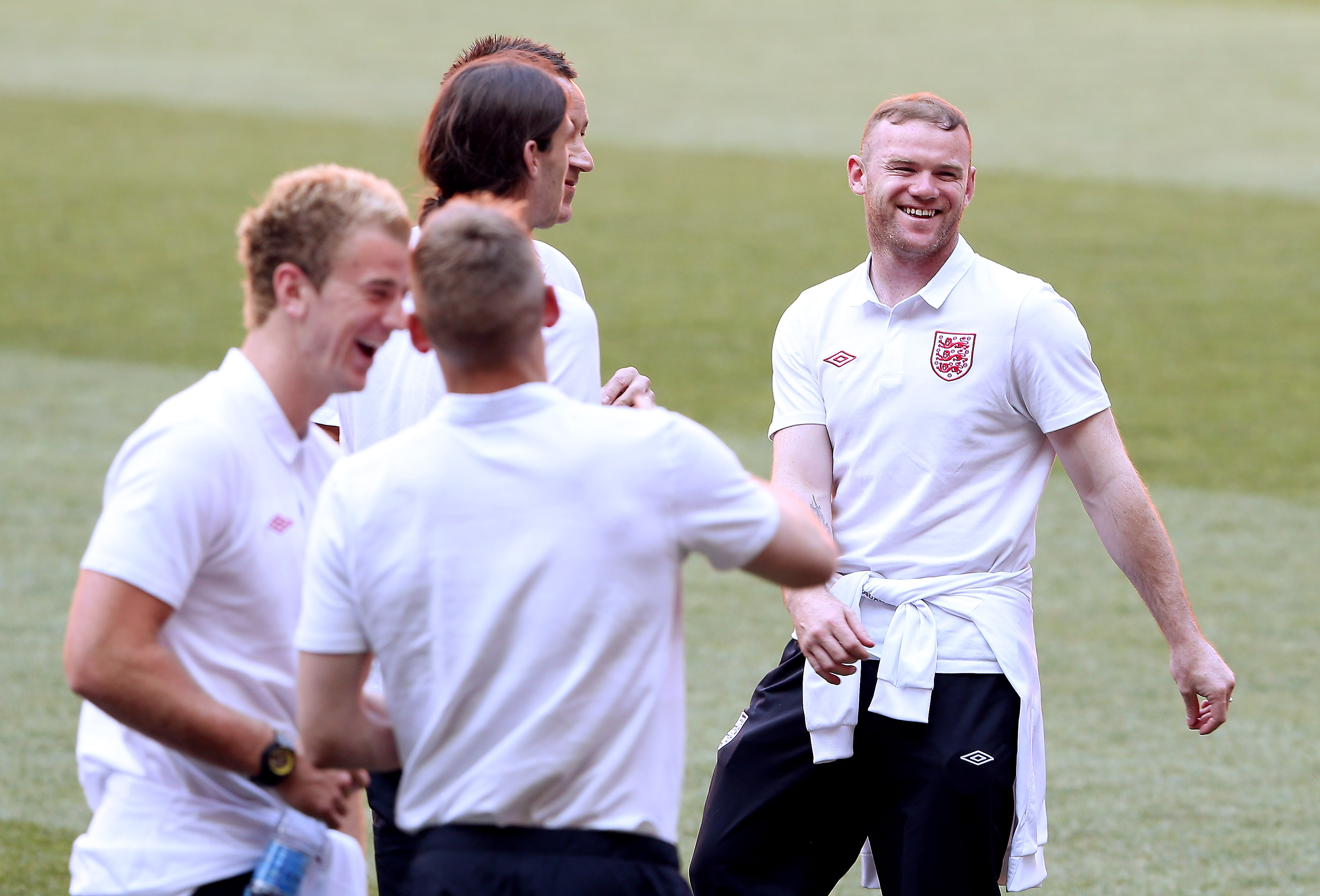 En glad Wayne Rooney laddar upp inför kvällens match.