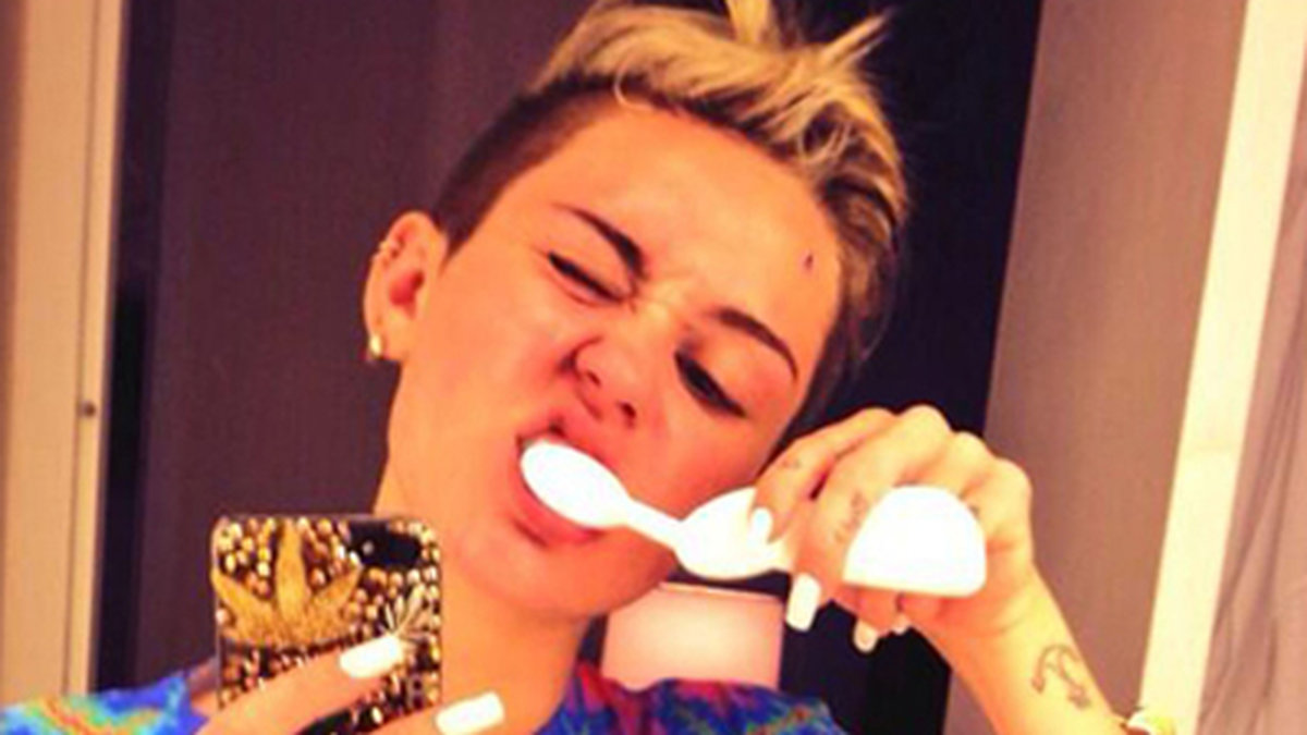 Även en superstjärna måste borsta tänderna efter en lång tid. Miley förevigar stunden med sin iPhone – som självklart har ett marijuanalövsprytt skal. 