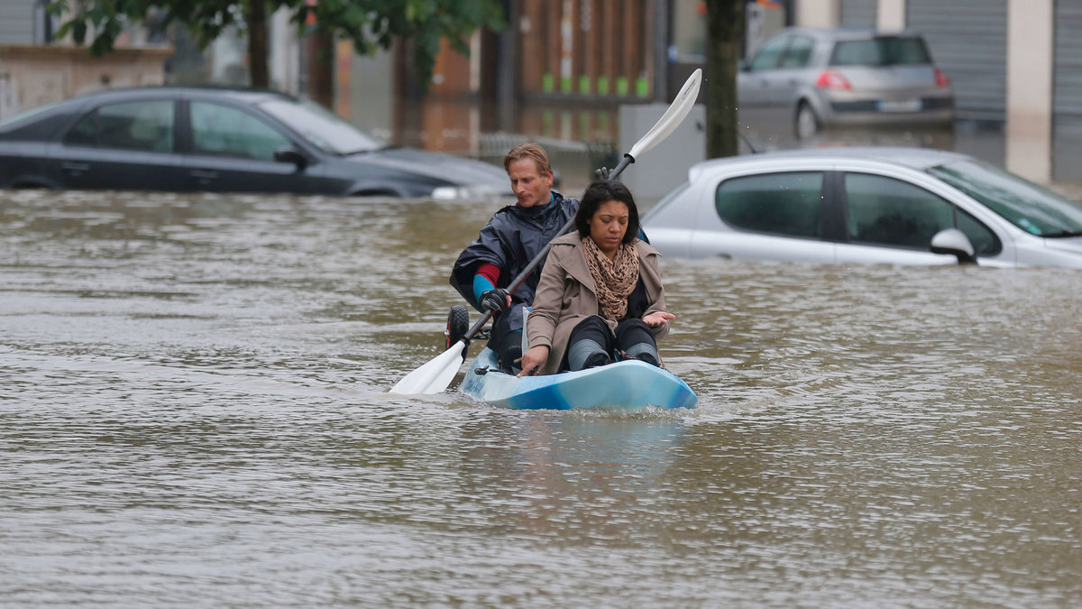 Två personer paddlar kanot för evakuera sig själva i centrala Nemours.
