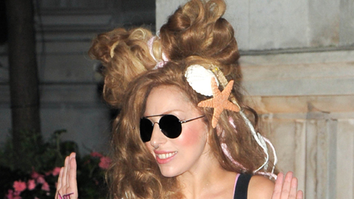Lady Gaga i poppig frisyr. 