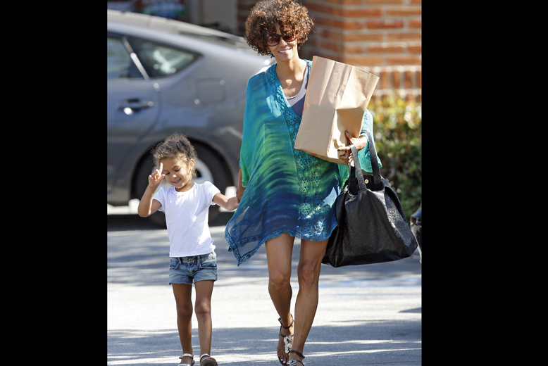 Nu kommer en liten följetong som handlar om de vackra Hollywoodkvinnorna som fått för sig att de ska klä sig i omoderna och fula tält. Här ser vi Halle Berry i nåt gammalt festivaltält. Nu kommer en liten följetong som handlar om de vackra Hollywoodkvinnorna som fått för sig att de ska klä sig i omoderna och fula tält. Här ser vi Halle Berry i nåt gammalt festivaltält.