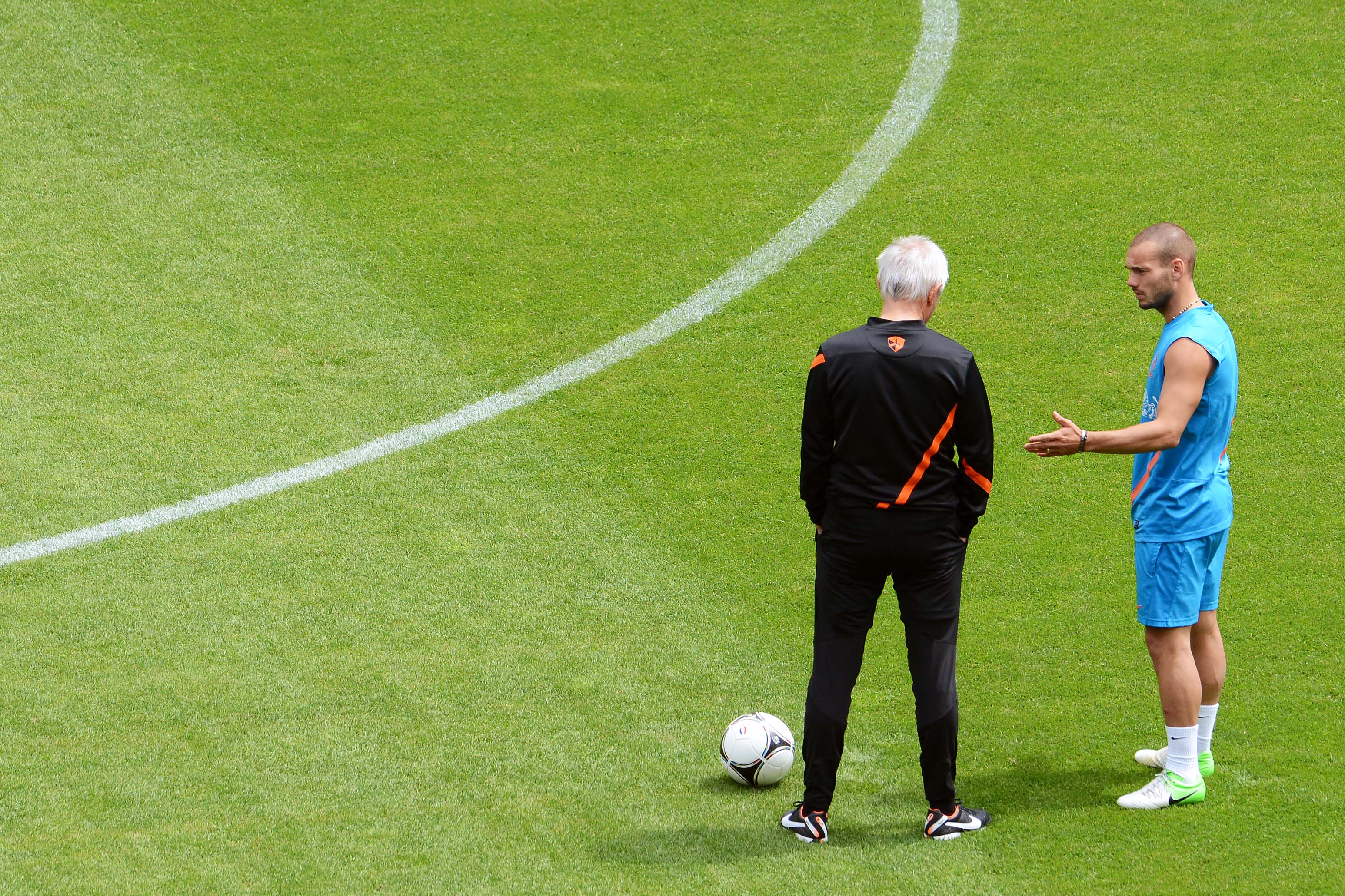 Wesley Sneijder i samtal med förbundskaptenen Bert van Marwijk. Kanske pratar de om mittfältarens knäskada.
