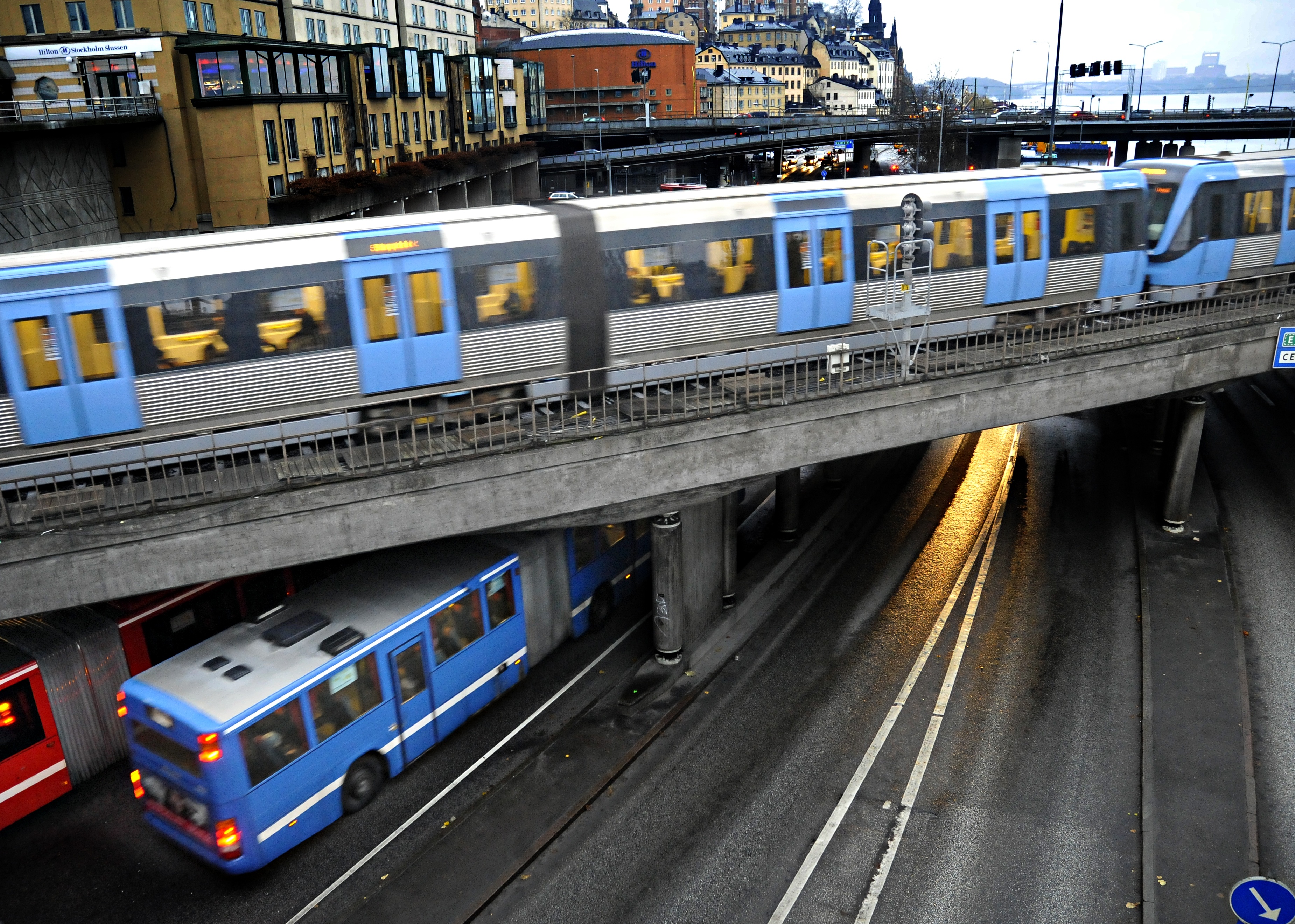 Det råder totalstopp på gröna linjen efter en brand i Stockholms t-bana.
